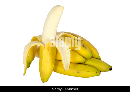 Banana pelata vicino a un cluster di banane mature Foto Stock