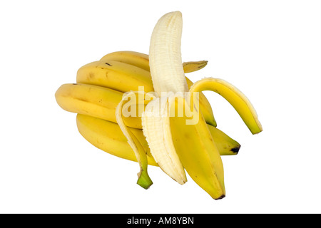 Banana pelata vicino a un cluster di banane mature Foto Stock