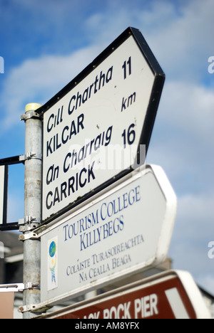 Un cartello stradale in Irlanda rurale. Killybegs è irlandese della pesca più trafficato porto. Foto Stock