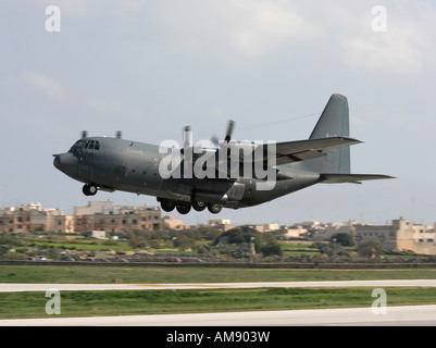 Forze armate canadesi CC-130H Hercules uscire dall Aeroporto Internazionale di Malta Foto Stock