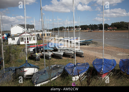 Il club di vela e barche Felixstowe Ferry presso la foce del fiume Deben, Suffolk Foto Stock