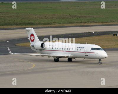 Bombardier CRJ200 jet regionali gestiti da Cimber Air rullaggio presso l'aeroporto di Colonia/Bonn, Germania Foto Stock