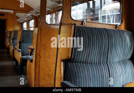 Interno di una vecchia Ferrovia Meridionale trasporto passeggeri. Il materiale rotabile. Inghilterra, Regno Unito Foto Stock