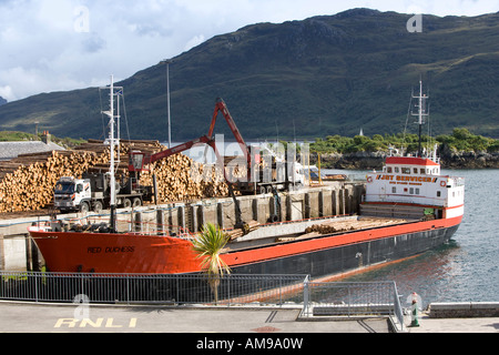 Legname Nave da carico essendo caricati, Kyle of Lochalsh, Scotland, Regno Unito Foto Stock