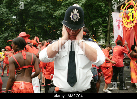 Londra poliziotto al carnevale di Notting Hill godendo di se stesso. Foto Stock