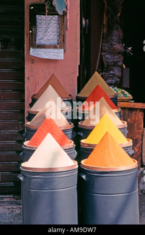 Marrakech marocco, negozio con i tradizionali pali conica spezie Foto Stock