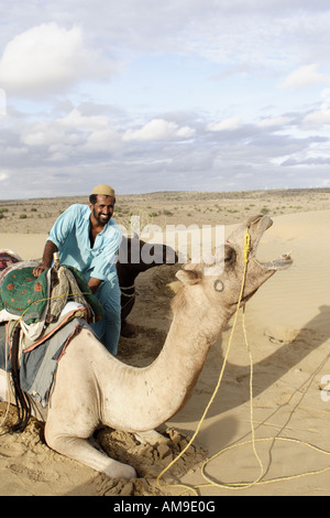 Un cammello solleva la sua testa e fa un ronzio. Si tratta di uno dei cammelli utilizzati durante il safari in cammello nel deserto del Thar. Foto Stock
