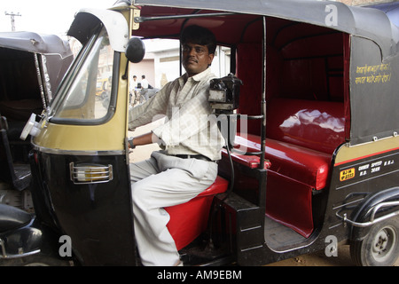 Un autorickshaw a Jaipur, India. Il autorickshaw è decorata con una smart interni rossi. Foto Stock