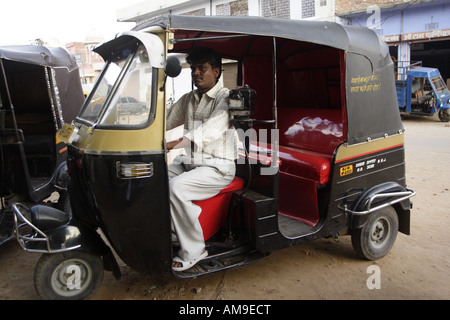 Un autorickshaw a Jaipur, India. Il autorickshaw è decorata con una smart interni rossi. Foto Stock