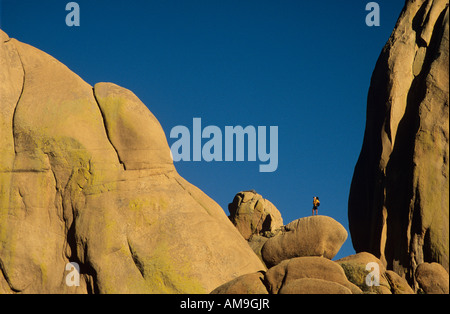 Escursionista in Cochise Stronghold, Montagne di Dragoon vicino lapide, Arizona, Stati Uniti d'America Foto Stock