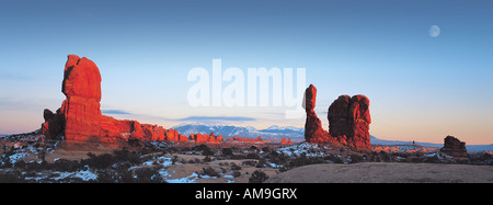 Ultimi raggi cadere sulla roccia equilibrato, Arches National Park con La Sal Mountains sull orizzonte, Utah. Foto Stock