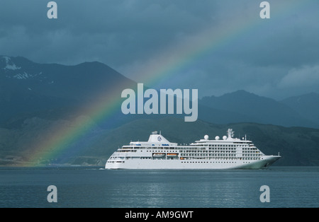 La nave di crociera con arcobaleno nel Canale di Beagle vicino a Ushuaia, Argentina Foto Stock