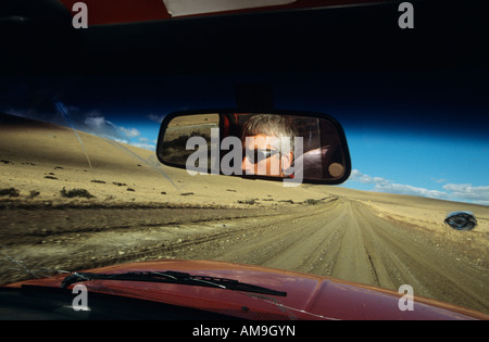 Viaggia Ruta 40 in Patagonia con autista riflessa in specchietto retrovisore Foto Stock