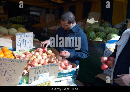 Stallo del mercato per la vendita di frutta e verdura al Green Street East London REGNO UNITO Foto Stock