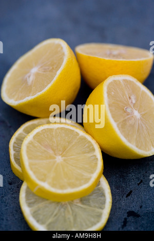Limoni metà e fette in close up dettaglio Foto Stock
