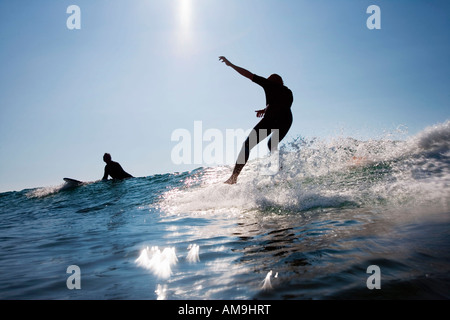 Due uomini surf. Foto Stock