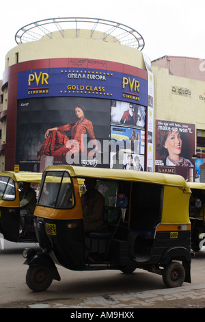 Un autorickshaw è parcheggiato sulla strada di fronte al Forum Shopping Mall mall e Bangalore. Foto Stock