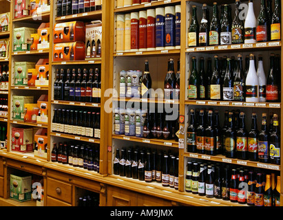 La birra in vendita in un negozio a Bruxelles Belgio Europa Foto Stock