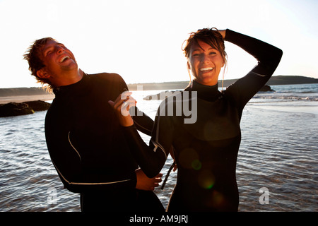 Matura in neoprene ridendo dall'acqua. Foto Stock