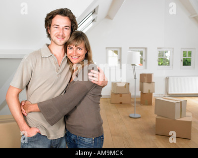 Matura in movimento nella nuova casa sorridente. Foto Stock