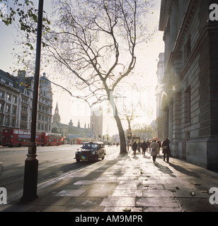 Sullo sfondo la gente che camminava per le strade di Londra. Foto Stock