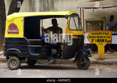 Un autorikshaw in attesa di custom a Bangalore in India. Rickshaws sono un comune mezzo di trasporto nel subcontinente. Foto Stock