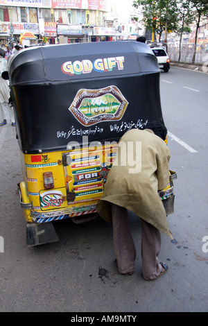 Un autorickshaw a Hyderabad, in India. Rickshaws sono un comune mezzo di trasporto nel subcontinente. Foto Stock