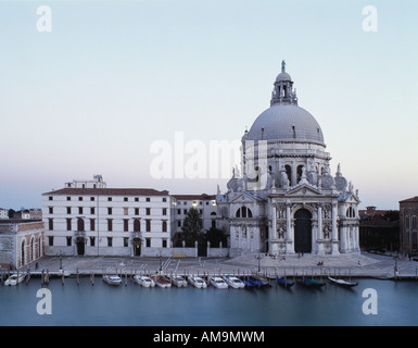 La chiesa di Santa Maria della Salute, a Venezia. Foto Stock