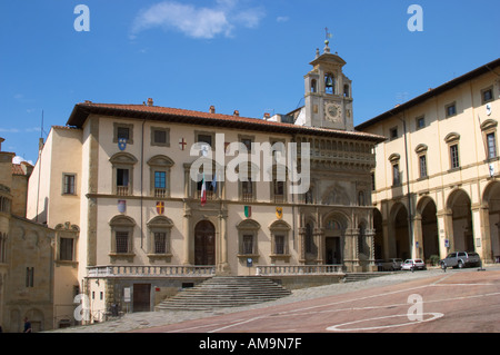 Piazza Grande tra cui il Palazzo della Fraternita dei Laici (il palazzo della fraternità dei laici), nell'angolo, Arezzo, Toscana, Italia Foto Stock