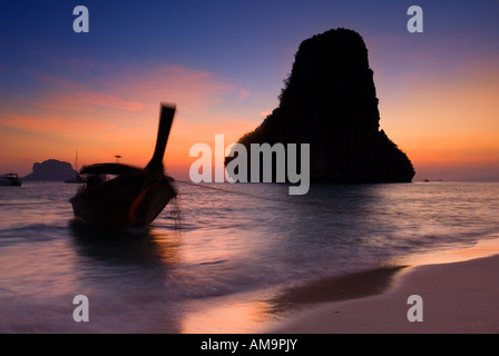 Isola Felice al crepuscolo Hat Phra Nang Railay Mare delle Andamane Krabi Thailandia del sud-est asiatico Foto Stock