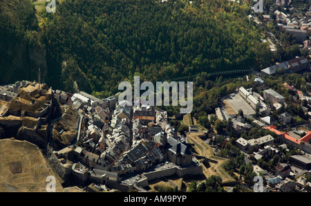 Guardando verso il basso sulla città fortificata di Briancon dall'alto Foto Stock