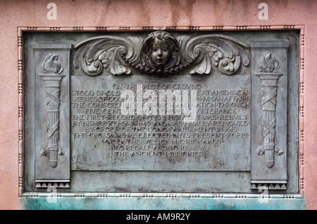 Una lapide presso la Cattedrale di St Paul a Londra per segnare la posizione dell'originale Pauls Cross Foto Stock