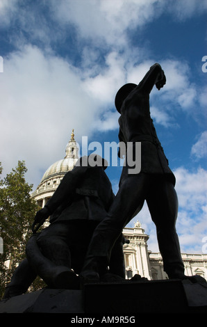 Il memoriale della Londra per i vigili del fuoco nella seconda guerra mondiale stagliano contro la Cattedrale di St Paul Foto Stock