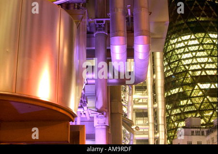 L'edificio Lloyds di Londra di notte e la Swiss Re Tower Foto Stock