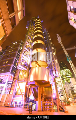 L'edificio Lloyds di Londra di notte e la Swiss Re Tower Foto Stock