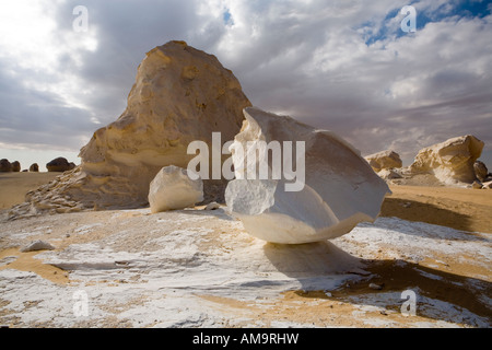 Insellbergs nel deserto bianco, nei pressi di Farafra oasis, Egitto , Africa del Nord Foto Stock