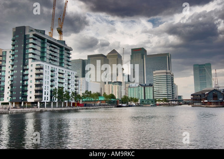 Vista su Millwall Inner Dock verso Canary Wharf ufficio complesso Londra Foto Stock