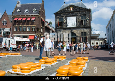 Formaggio a venditori e acquirenti potenziali nel mercato del formaggio, Gouda, Paesi Bassi Foto Stock