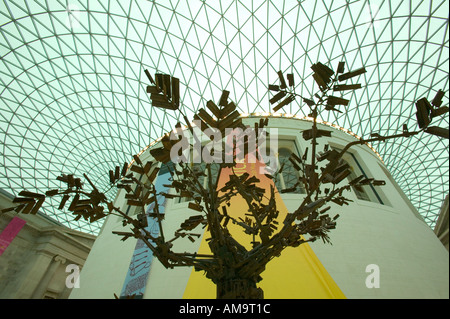Albero della vita di un'opera d'arte realizzate da armi decommissionata dal conflitto in Mozambico nel grande corte nel British Foto Stock