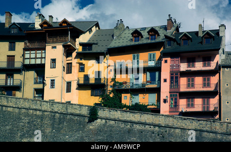 Gli edifici di vecchia costruzione nella graziosa cittadina francese di Briancon Foto Stock