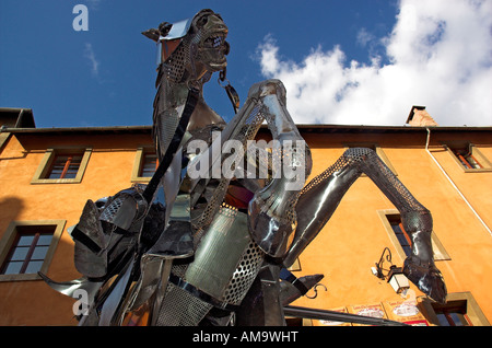 Una scultura di un cavaliere in armatura scintillante in piazza Place d'Armes nella cittadina francese di Briancon Foto Stock