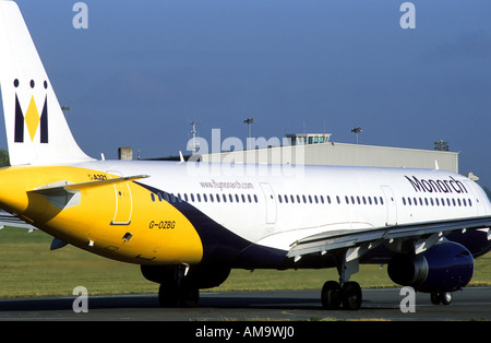 La Monarch Airbus A321 sta per prendere il via presso l'Aeroporto Internazionale di Birmingham, West Midlands, England, Regno Unito Foto Stock