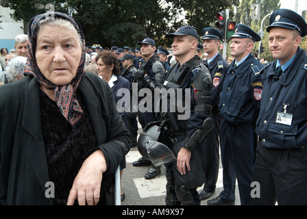 I pensionati per protestare contro le riduzioni previste in pensione. La Bosnia Erzegovina. Foto Stock