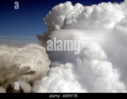 Vista aerea della massiccia cumulus nubi in volo in tutta Europa Foto Stock