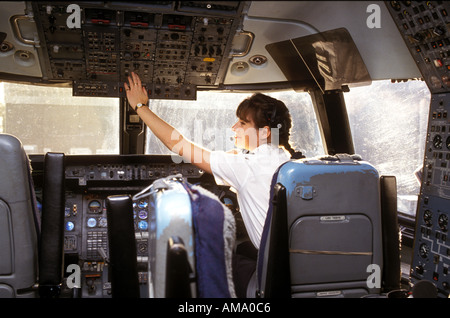 I piloti di sesso femminile in cabina di pilotaggio del velivolo. Foto Stock