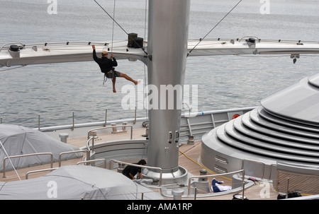 Membro di equipaggio la scalata al montante di carbonio di uno dei più grandi del mondo yacht, "Il falcone maltese" Foto Stock