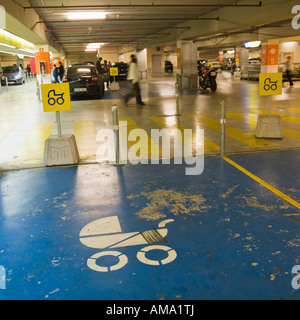 Zona riservata per lo scarico di carrozzine in centro commerciale parcheggio Foto Stock