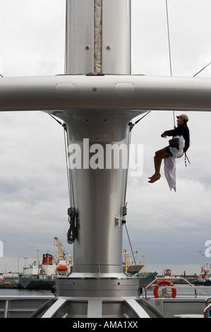 Membro di equipaggio la scalata al montante di carbonio di uno dei più grandi del mondo yacht, "Il falcone maltese" Foto Stock