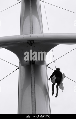 Membro di equipaggio la scalata al montante di carbonio di uno dei più grandi del mondo yacht, "Il falcone maltese" Foto Stock