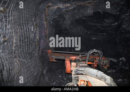 Jumbo attrezzature minerarie a faccia stope mettendo le viti di roccia e la maglia di protezione Eskay Creek miniera BC Foto Stock